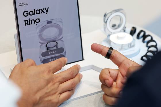 서울 마포구 삼성스토어 홍대 갤럭시 스튜디오에서 시민들이 갤럭시 링을 살펴보고 있다. 뉴스1