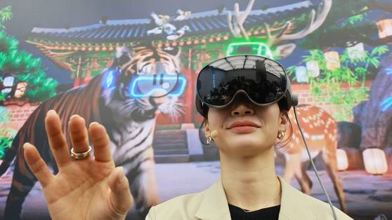 22일 서울 서초구 삼성 강남에서 열린 ‘갤럭시 XR’ 출시 행사에서 제품을 시연하는 모습. 연합뉴스