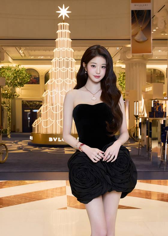 신세계 강남점의 디바스 드림 팝업 현장에 방문한 불가리 브랜드 앰배서더 장원영. 사진 불가리