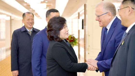 지난해 10월 평양국제비행장에서 러시아로 향하는 최선희 외무상 일행을 김정규 외무성 부상과 알렉산드로 마체고라 주북 러시아 대사가 배웅하는 모습. 노동신문=뉴스1.