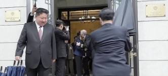 김정은 북한 국무위원장이 지난 5월 9일 러시아의 전승절을 맞아 딸 김주애와 함께 주북 러시아 대사관을 방문한 모습. 알렉산드르 마체고라 주북 러시아 대사가 김주애의 볼에 가볍게 입맞춤을 하고 있다. 조선중앙TV=연합뉴스.