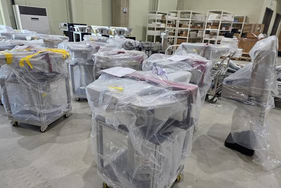 9일 경기도 평택시 도일동에 위치한 드림로지스틱스 물류창고. 미국 브룩스오토메이션의 웨이퍼 이송 로봇 장비가 출하를 앞두고 보관 중이다. 장비 뒤로 온도를 유지하기 위한 온풍기의 모습이 보인다. 이가람 기자