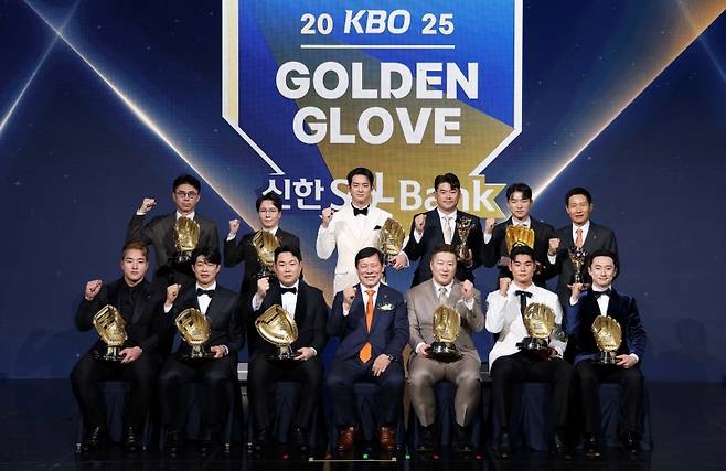 ▲ 윗줄 왼쪽부터 시계방향으로 손혁 단장,롯데 박준혁 단장 ,구자욱, 노경은, 박해민, 염경엽 감독, 신민재, 김주원, 최형우, 허구연 총재, 양의지, 송성문, 안현민 [연합뉴스]