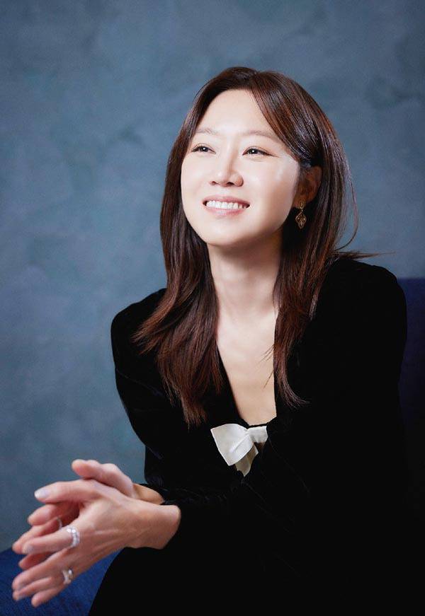 영화 ‘윗집 사람들’에서 아랫집 여자 정아를 연기한 배우 공효진이 포즈를 취하고 있다. 배우 하정우의 네 번째 연출작에 출연한 공효진은 영화 속에서도, 밖인 제작 현장에서도 중추적인 역할로 극을 이끌어 간다.  ㈜바이포엠스튜디오 제공