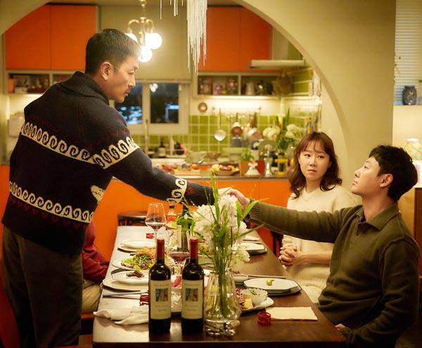 ‘윗집 사람들’의 한 장면. ㈜바이포엠스튜디오 제공