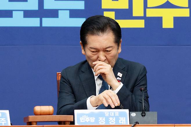 Jung Chung-rae, leader of the Democratic Party, touches his face during a meeting of the party’s Supreme Council at the National Assembly in Yeouido, western Seoul, on Dec. 5. The constitutional and bylaw revisions he championed, including a “one person, one vote” system, were voted down the same day. [NEWS1]