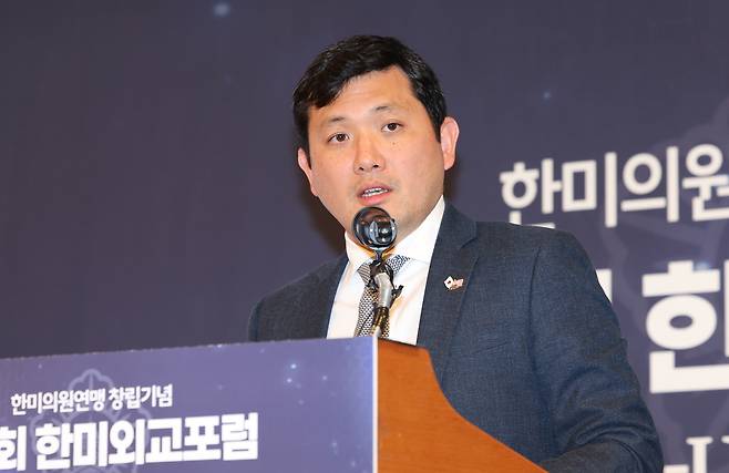 Kevin Kim, charge d’affaires at the U.S. Embassy in Seoul, delivers a keynote speech at the inaugural Korea-U.S. Diplomacy Forum marking the launch of the Korea-U.S. Parliamentarians’ Union at the Lotte Hotel in Jung District, Seoul, on Nov. 20. [YONHAP]