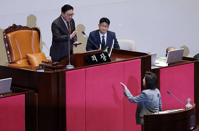 Rep. Na Kyung-won of the People Power Party complains to National Assembly Speaker Woo Won-shik for turning off her microphone during her filibuster at the National Assembly in western Seoul on Dec. 9. [YONHAP]