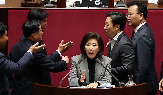 Lawmakers shout at each other as Rep. Na Kyung-won of the People Power Party continues her filibuster against a franchise business bill at the National Assembly in western Seoul on Dec. 9. [YONHAP]