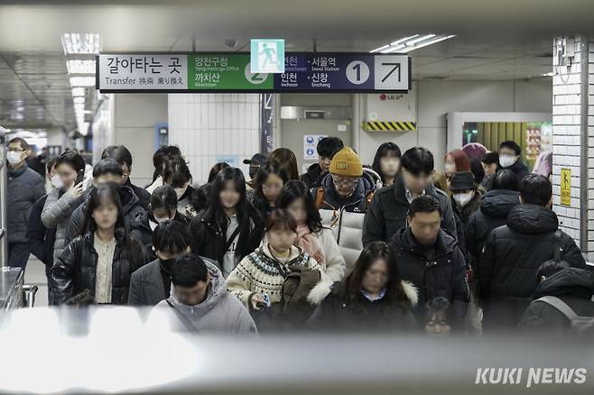지난해 서울 구로구 신도림역에서 시민들이 지하철을 타기 위해 이동하고 있다. 유희태 기자
