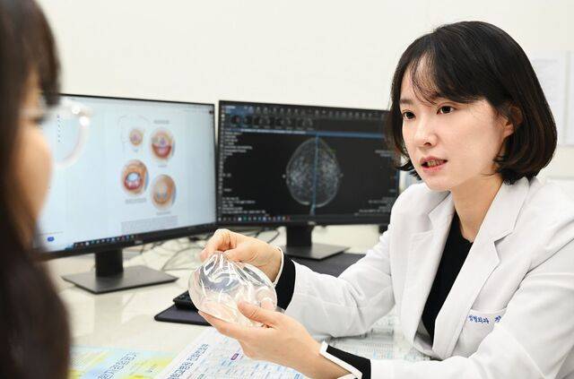한양대병원 장란숙 성형외과 교수가 유방암 수술 후 재건에 필요한 보형물을 들고 치료 과정에 대해 설명하고 있다.