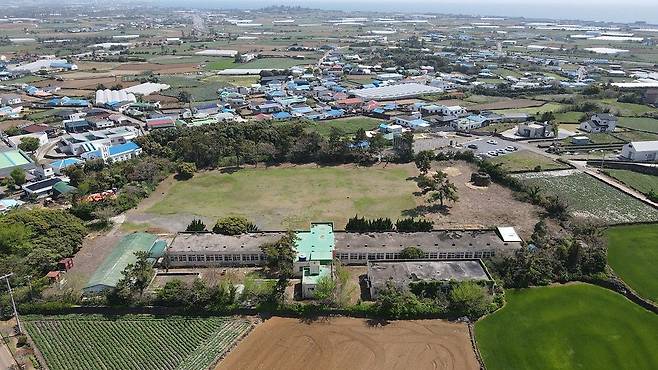 옛 무릉중학교 부지 전경. 무릉중학교는 학생 수 감소로 인해 1999년 3월 1일 서귀포시 대정읍 무릉리 3296번지에 있던 기존 학교를 폐교하고, 무릉리 2802번지에 위치한 무릉초·중학교로 통합 개교했다. 제주도 제공