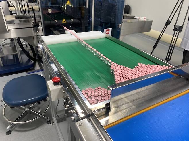 질병관리청과 GC녹십자가 개발한 탄저백신 바이알이 자동검병 시스템을 거치고 있다. [사진=화순 고재원 기자]