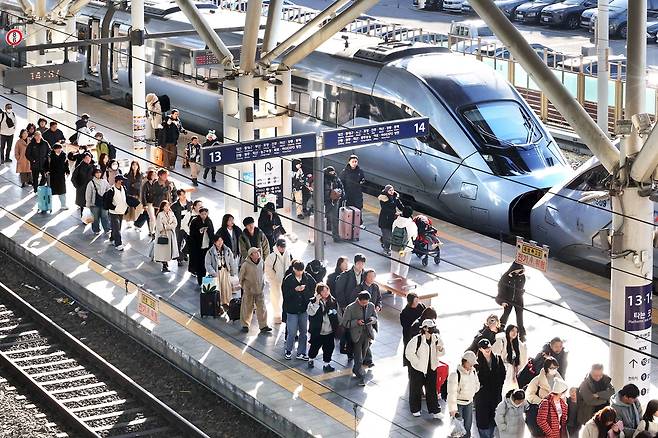 국토교통부가 8일 KTX와 SRT 통합 로드맵을 발표했다. 내년 3월부터 교차 운영을 시작한다. 사진은 이날 서울역 KTX 승강장.  한주형 기자