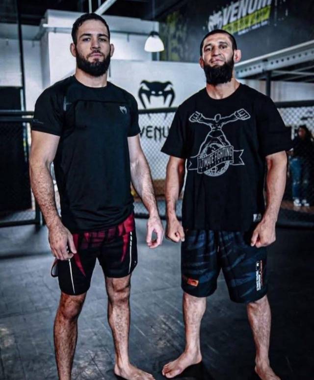 치마에프는 현실적으로 페레이라와의 슈퍼파이트보다 미들급 타이틀 방어전을 먼저 치를 가능성이 크다. 그리고 그 상대는 탑 컨텐더로 올라선 이마보프가 유력하다. 치마에프는 “좋은 친구다. 서로 잘 알고 있다. 솔직히 말하면 이 친구와 싸우고 싶지 않다. 무슬림이고 또 다게스탄 출신 아닌가. 하지만 UFC가 원한다면 거절하지 않는다. 이마보프가 나를 원하면 받아주겠다. 거절할 생각은 없다. 지켜보자”라며 “선택지는 많다. 하지만 나는 한 경기만 더 하고 다음 체급(라이트헤비급)으로 올라가고 싶다. 그렇게 할 것이다”라고 바라봤다. 사진=X