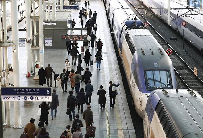 정부가 내년 말까지 코레일과 SR의 완전 통합을 추진하겠다고 발표한 가운데 공기업 독점 체제로의 회귀에 대한 정책 일관성의 논란이 다시 제기되고 있다. 사진은 지난 8일 서울역 승강장에서 승객들이 KTX를 타기 위해 이동하는 모습. /사진=뉴시스