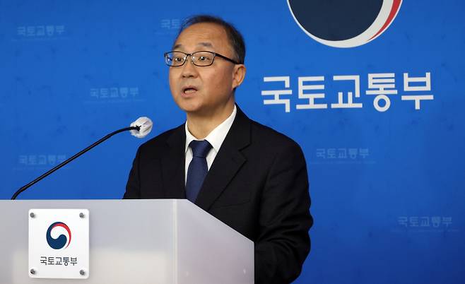 고속철도 통합 시 독점 체제 전환에 따른 효율성 저하와 향후 파업 등 노사 갈등으로 인한 교통 대란이 우려된다. 사진은 윤진환 국토교통부 철도국장이 8일 정부세종청사에서 고속철도 통합 로드맵을 설명하는 모습. /사진=뉴시스