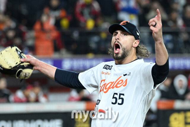 30일 대전 한화생명 볼파크 야구장에서 열린 '2025 신한 SOL 뱅크 KBO 한국시리즈 4차전' LG 트윈스와 한화 이글스 경기.한화 와이스가 8회초 2사 2루 3-0으로 앞선 상황에 교체되며 포효하고 있다./마이데일리