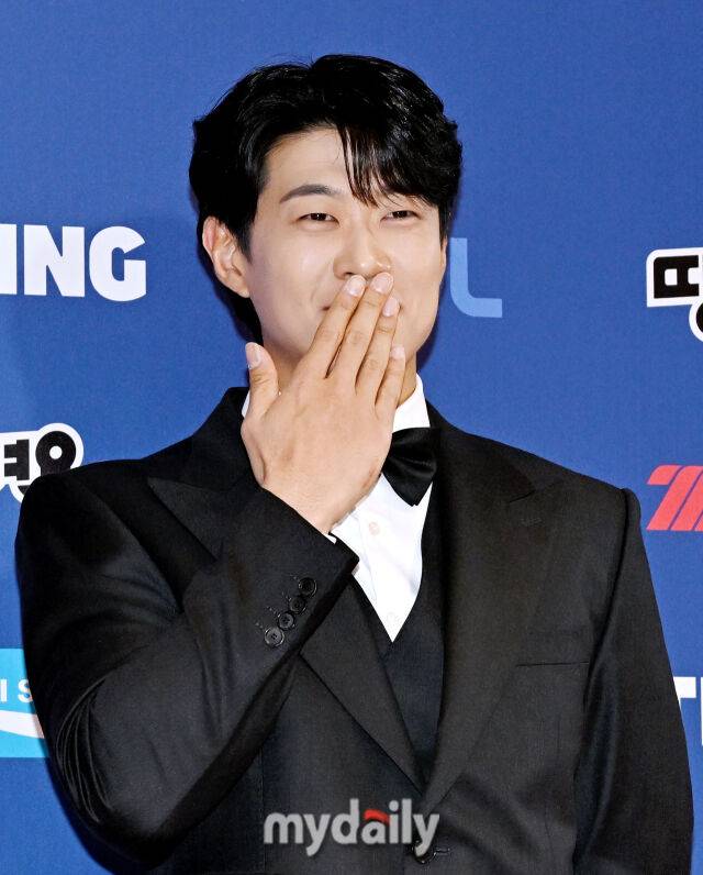 키움 송성문이 9일 오후 서울 잠실 롯데호텔에서 진행된 '2025 KBO 골든 글러브 시상식' 레드카펫 포토월 행사에 참석해 포토타임을 갖고 있다./잠실=송일섭 기자