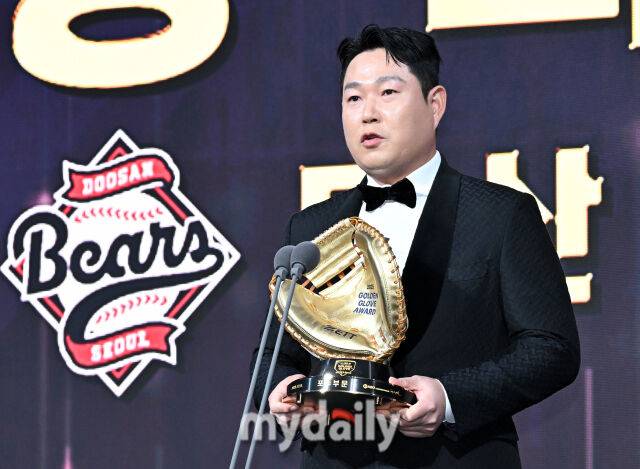 두산 양의지가 9일 오후 서울 잠실 롯데호텔에서 진행된 '2025 KBO 골든글러브 시상식' 에서 포수 부문 골든 글러브상을 수상하고 있다. 포지션별 최고 선수를 가리는 '2025 KBO 골든글러브 시상식'은 투수와 포수, 지명타자, 1루수, 2루수, 3루수, 유격수, 외야수(3명) 등 총 10개 부문에 걸쳐 최고의 선수를 가린다./잠실 = 송일섭 기자