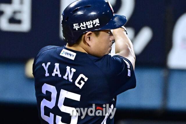 5일 서울 잠실야구장에서 열린 '2025 신한 SOL BANK KBO리그' 두산 베어스와 LG 트윈스 경기. 두산 양의지가 4회초 선두타자로 나와 솔로포를 치고 있다./잠실 = 송일섭 기자