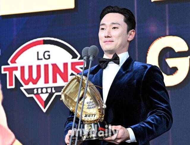 LG 신민재가 9일 오후 서울 잠실 롯데호텔에서 진행된 '2025 KBO 골든글러브 시상식'에서 2루수 부문 골든글러브상을 수상하고 있다./잠실=송일섭 기자