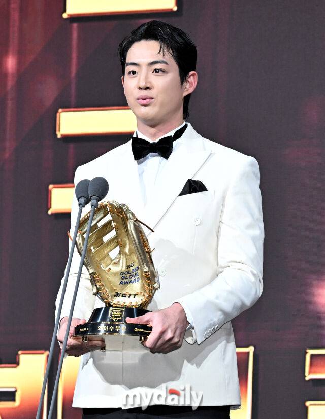 삼성 구자욱이 9일 오후 서울 잠실 롯데호텔에서 진행된 '2025 KBO 골든글러브 시상식'에서 외야수 골든글러브를 수상하고 있다. 포지션별 최고 선수를 가리는 '2025 KBO 골든글러브 시상식'은 투수와 포수, 지명타자, 1루수, 2루수, 3루수, 유격수, 외야수(3명) 등 총 10개 부문에 걸쳐 최고의 선수를 가린다./잠실=송일섭 기자