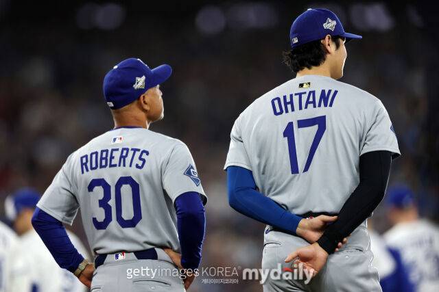 오타니(오른쪽)와 로버츠 감독. /게티이미지코리아