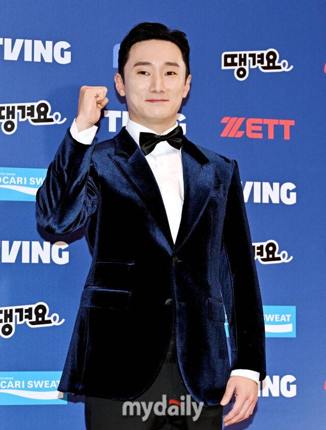 LG 신민재가 9일 오후 서울 잠실 롯데호텔에서 진행된 '2025 KBO 골든 글러브 시상식' 레드카펫 포토월 행사에 참석해 포토타임을 갖고 있다./잠실=송일섭 기자