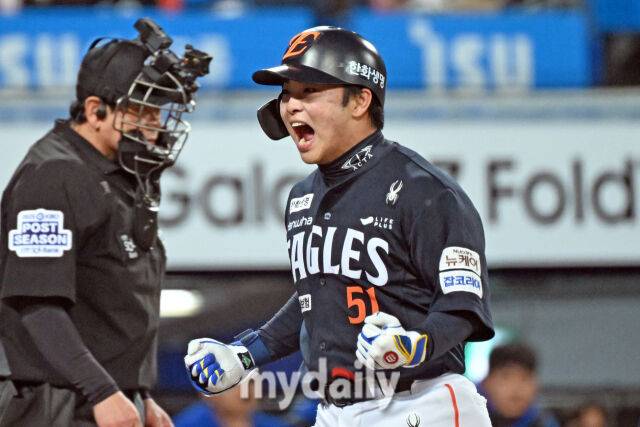 22일 대구 삼성라이온즈파크에서 열린 '2025 신한 SOL BANK KBO 포스트 시즌' 삼성 라이온즈와 한화 이글스 플레이오프(PO) 4차전 경기. 한화 문현빈이 5회초 2사 2-3루에 3점 홈런을 친 후 기뻐하고 있다./마이데일리