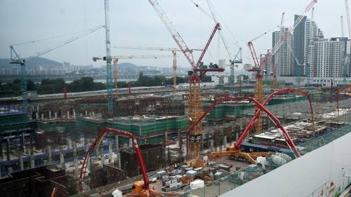 서울 시내 한 아파트 건설 현장 모습. [연합]