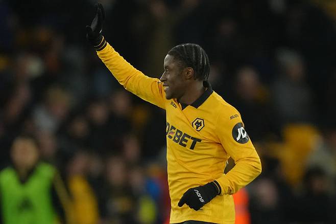 [울버햄프턴=AP/뉴시스] 울버햄프턴 원더러스의 장리크네르 벨가르드가 8일(현지 시간) 영국 울버햄프턴 몰리뉴 스타디움에서 열린 2025-26 프리미어리그 15라운드 맨체스터 유나이티드(맨유)와 경기 전반 추가 시간 만회 골을 넣고 세리머니하고 있다. 황희찬이 결장한 울버햄프턴은 1-4로 패하며 개막 이후 2무 13패로 최하위에 머물고 있다. 2025.12.09.