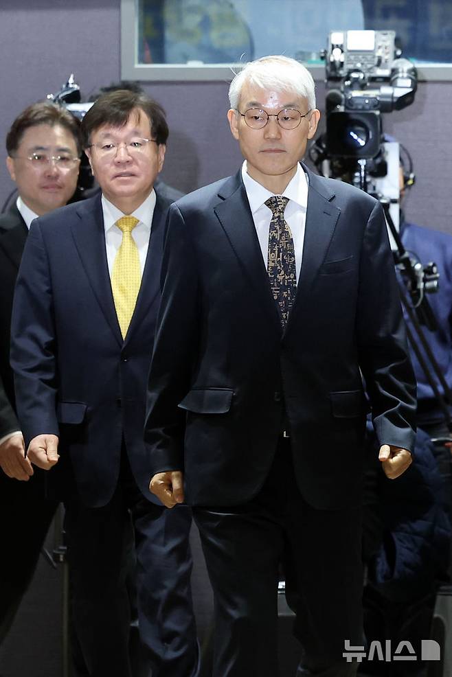 [서울=뉴시스] 조성우 기자 = 천대엽(오른쪽) 법원행정처장이 9일 오전 서울 서초구 서울법원종합청사 청심홀에서 열린 '국민을 위한 사법제도 개편' 공청회에 참석 있다. 2025.12.09. xconfind@newsis.com