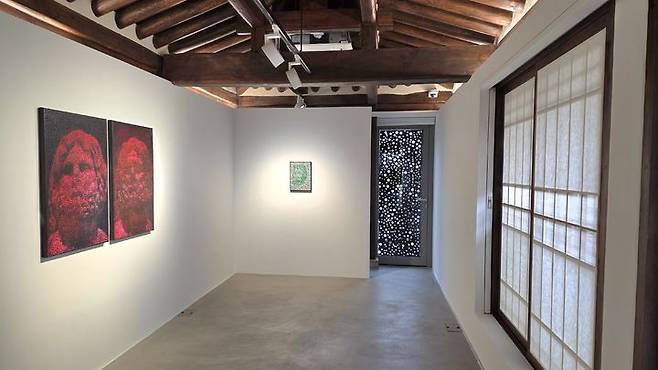 [사진=박현주 미술전문기자]국제갤러리 한옥공간에 전시된 다니엘 보이드 전시 전경. 2025.12.09.hyun@newsis.com *재판매 및 DB 금지