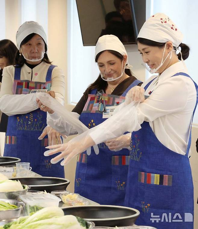 [서울=뉴시스] 고범준 기자 = 김혜경 여사가 9일 서울 종로구 북촌 한식문화공간 이음에서 열린 주한대사 배우자 초청 김장 행사에서 장갑을 착용하고 있다. 2025.12.09. bjko@newsis.com