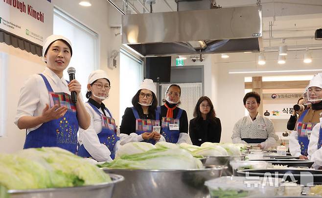 [서울=뉴시스] 고범준 기자 = 김혜경 여사가 9일 서울 종로구 북촌 한식문화공간 이음에서 열린 주한대사 배우자 초청 김장 행사에서 발언하고 있다. 2025.12.09. bjko@newsis.com