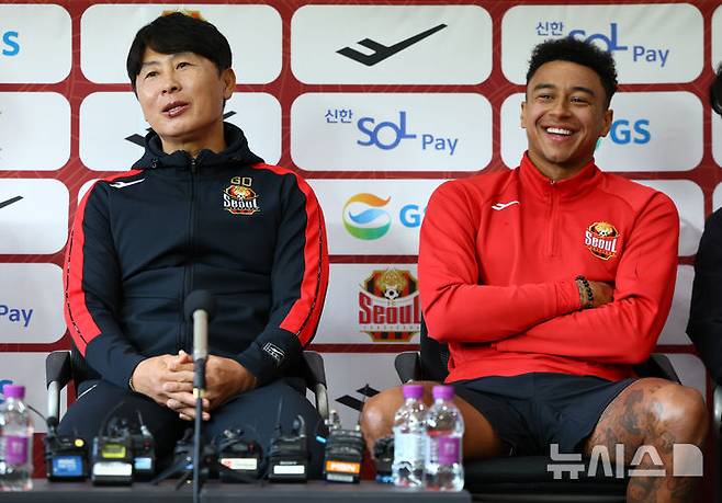 [구리=뉴시스] 황준선 기자 = 김기동(왼쪽) FC서울 감독이 지난해 10월30일 오후 경기 구리시 GS챔피언스파크에서 열린 FC서울 미디어데이 행사에서 발언하고 있다. 2024.10.30. hwang@newsis.com