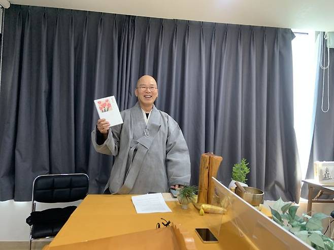 [서울=뉴시스] 9일 열린 서울 종로구 조계종출판사 '무언화' 출간 기자간담회에서 참석한 길상사 주지 덕조스님 (사진=조계종출판사 제공] 2025.12.09. photo@newsis.com *재판매 및 DB 금지