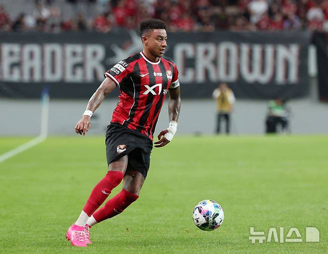 [서울=뉴시스] 이영환 기자 = 지난 7월2일 오후 서울 마포구 서울월드컵경기장에서 열린 2025 하나은행 코리아컵 8강 전북 현대 모터스와 FC 서울의 경기 전반전, FC 서울 린가드가 드리블을 하고 있다. 2025.07.02. 20hwan@newsis.com