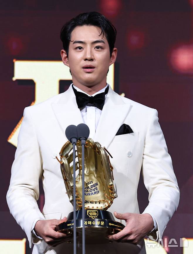 [서울=뉴시스] 최진석 기자 = 삼성 구자욱이 9일 서울 송파구 롯데호텔 월드에서 열린 '2025 KBO 골든글러브 시상식'에서 외야수 골든글러브를 수상 후 소감을 밝히고 있다. 2025.12.09. myjs@newsis.com