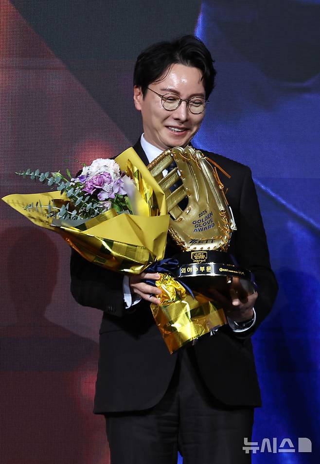 [서울=뉴시스] 최진석 기자 = 롯데 박준혁 단장이 9일 서울 송파구 롯데호텔 월드에서 열린 '2025 KBO 골든글러브 시상식'에서 빅터 레이예스의 외야 골든글러브를 대리 수상하고 있다. 2025.12.09. myjs@newsis.com