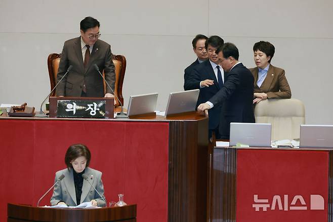 [서울=뉴시스] 고승민 기자 = 송언석 국민의힘 원내대표가 9일 서울 여의도 국회에서 열린 제429회국회(정기회) 제16차 본회의에서 나경원 의원의 필리버스터 도중 의제와는 상관없는 발언으로 인해 마이크 전원이 꺼지자 우원식 의장에게 항의하고 있다. 025.12.09. kkssmm99@newsis.com