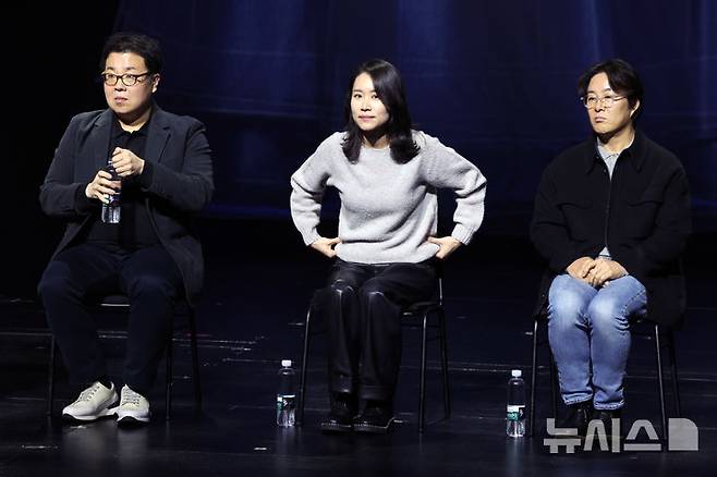 [서울=뉴시스] 박진희 기자 = 뮤지컬 '한복 입은 남자' 극작·연출 권은아(가운데), 프로듀서 엄홍현, 작곡·음악감독 이성준이 9일 서울 중구 충무아트센터 대극장에서 기자간담회를 하고 있다. 2025.12.09. pak7130@newsis.com