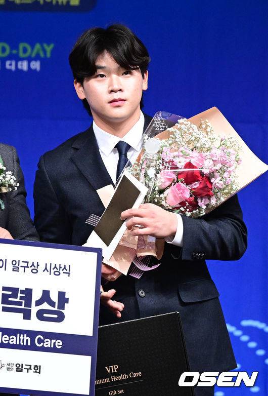 [OSEN=최규한 기자] 8일 오전 서울 청담동 리베라호텔에서 ‘2025 일구상 시상식’이 열렸다.이번 일구상은 최고투수상 삼성 원태인, 최고타자상 키움 송성문, 신인왕으로 KT 안현민 등을 선정했다.롯데 박찬형이 의지노력상을 수상한 뒤 포즈를 취하고 있다. 2025.12.08 / dreamer@osen.co.kr