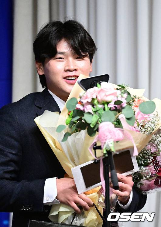 [OSEN=최규한 기자] 8일 오전 서울 청담동 리베라호텔에서 ‘2025 일구상 시상식’이 열렸다.이번 일구상은 최고투수상 삼성 원태인, 최고타자상 키움 송성문, 신인왕으로 KT 안현민 등을 선정했다.롯데 박찬형이 의지노력상을 수상한 뒤 소감을 전하고 있다. 2025.12.08 / dreamer@osen.co.kr