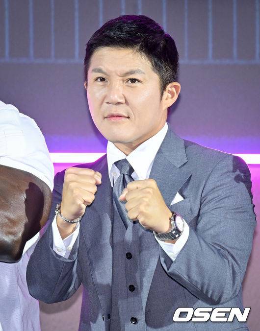 [OSEN=조은정 기자]’넷플릭스(Netflix) 예능 ‘좀비버스: 뉴 블러드’ 제작발표회가 14일 서울 용산구 CGV용산아이파크몰에서 열렸다.이날 제작발표회에는 박진경 PD, 문상돈 PD, 노홍철, 이시영, 조세호, 태연, 육성재, 딘딘, 코드 쿤스트, 권은비, 파트리샤, 김선태, 안드레 러시가 참석했다.조세호가 포즈를 취하고 있다. 2024.11.14 /cej@osen.co.kr