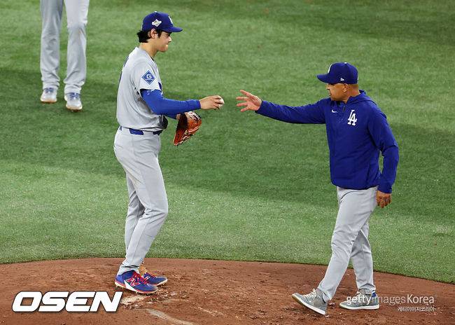 [사진] 다저스 오타니와 로버츠 감독. ⓒGettyimages(무단전재 및 재배포 금지)