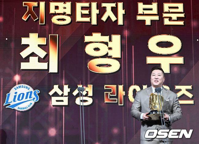 [OSEN=조은정 기자] 9일 오후 서울 송파구 잠실동 롯데호텔 월드에서 2025 신한은행 SOL 뱅크 KBO 골든글러브 시상식이 열렸다.KBO 골든글러브 시상식은 포지션별 최고의 선수를 가리는 자리로 올 시즌의 대미를 장식하는 자리다.&nbsp;지명타자 부문 수상한 삼성 최형우가 소감을 전하고 있다. 2025.12.09 /cej@osen.co.kr