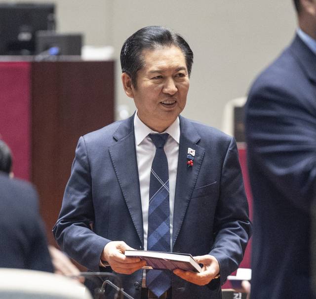 ▲더불어민주당 정청래 대표가 9일 본회의에 앞서 비공개로 열린 민주당 의원총회에 입장해 의원들과 대화하고 있다. ⓒ연합뉴스