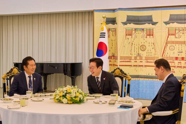 ▲이재명 대통령이 9일 서울 한남동 관저에서 더불어민주당 정청래 대표, 김병기 원내대표와 만찬을 하고 있다. ⓒ연합뉴스